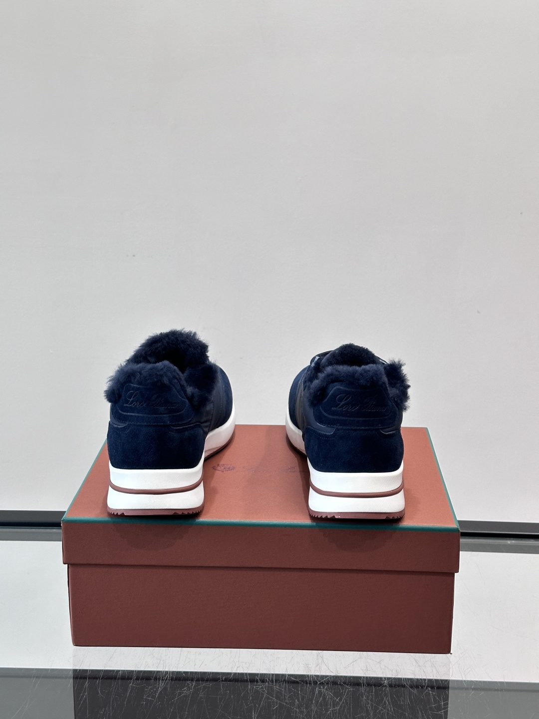 Loro Piana这款男士休闲鞋，反绒+皮草拼接，简约又奢华，秋冬穿超有氛围感。白色橡胶鞋底，舒适耐磨