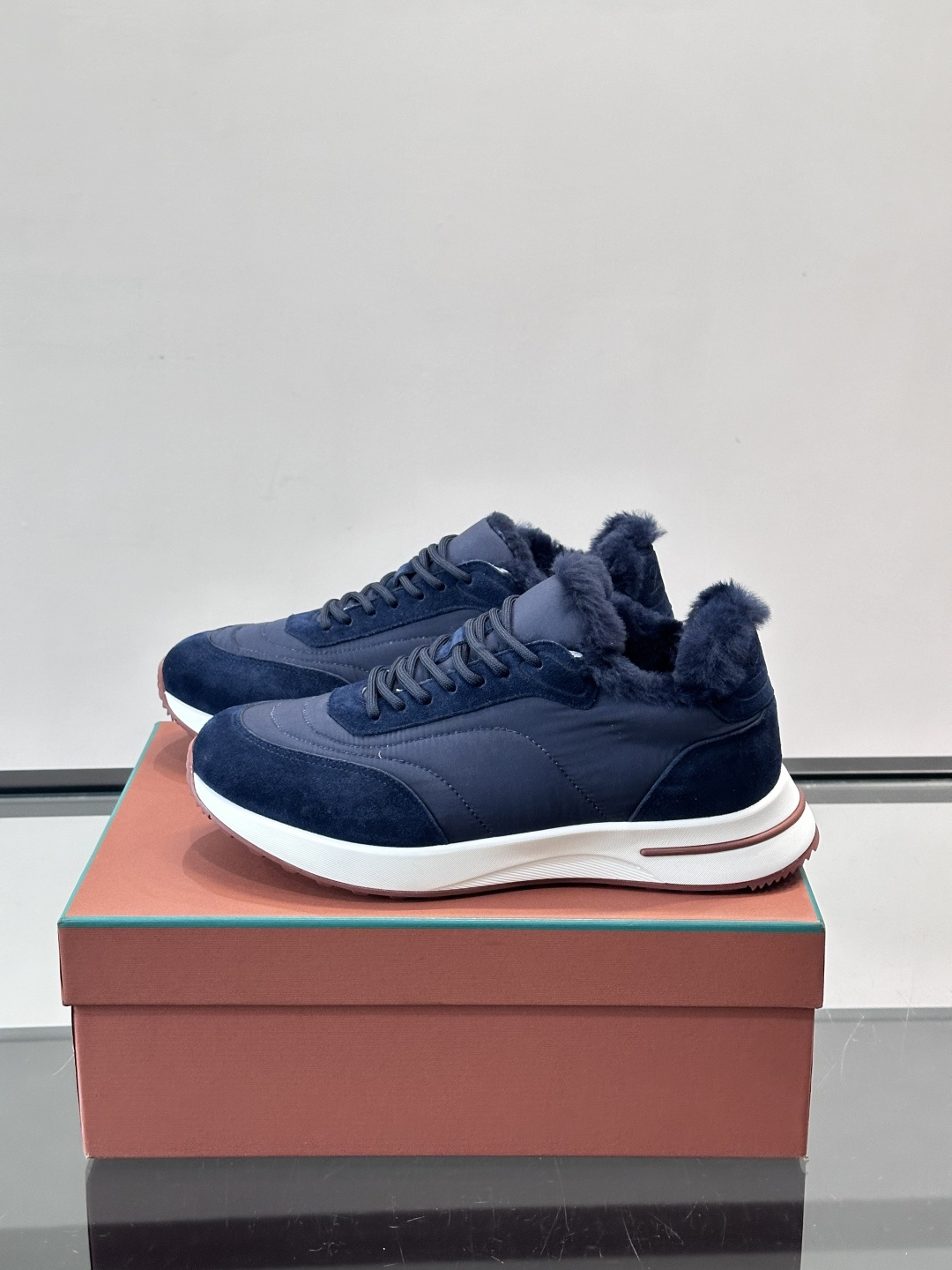 Loro Piana这款男士休闲鞋，反绒+皮草拼接，简约又奢华，秋冬穿超有氛围感。白色橡胶鞋底，舒适耐磨