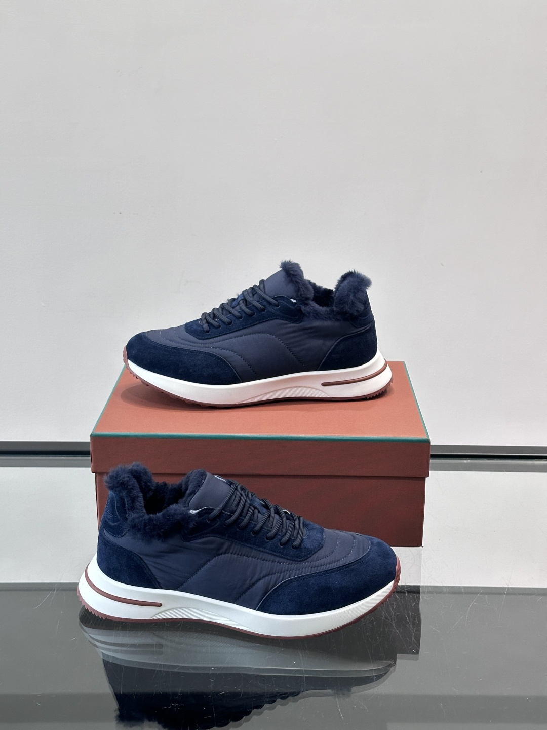 Loro Piana这款男士休闲鞋，反绒+皮草拼接，简约又奢华，秋冬穿超有氛围感。白色橡胶鞋底，舒适耐磨