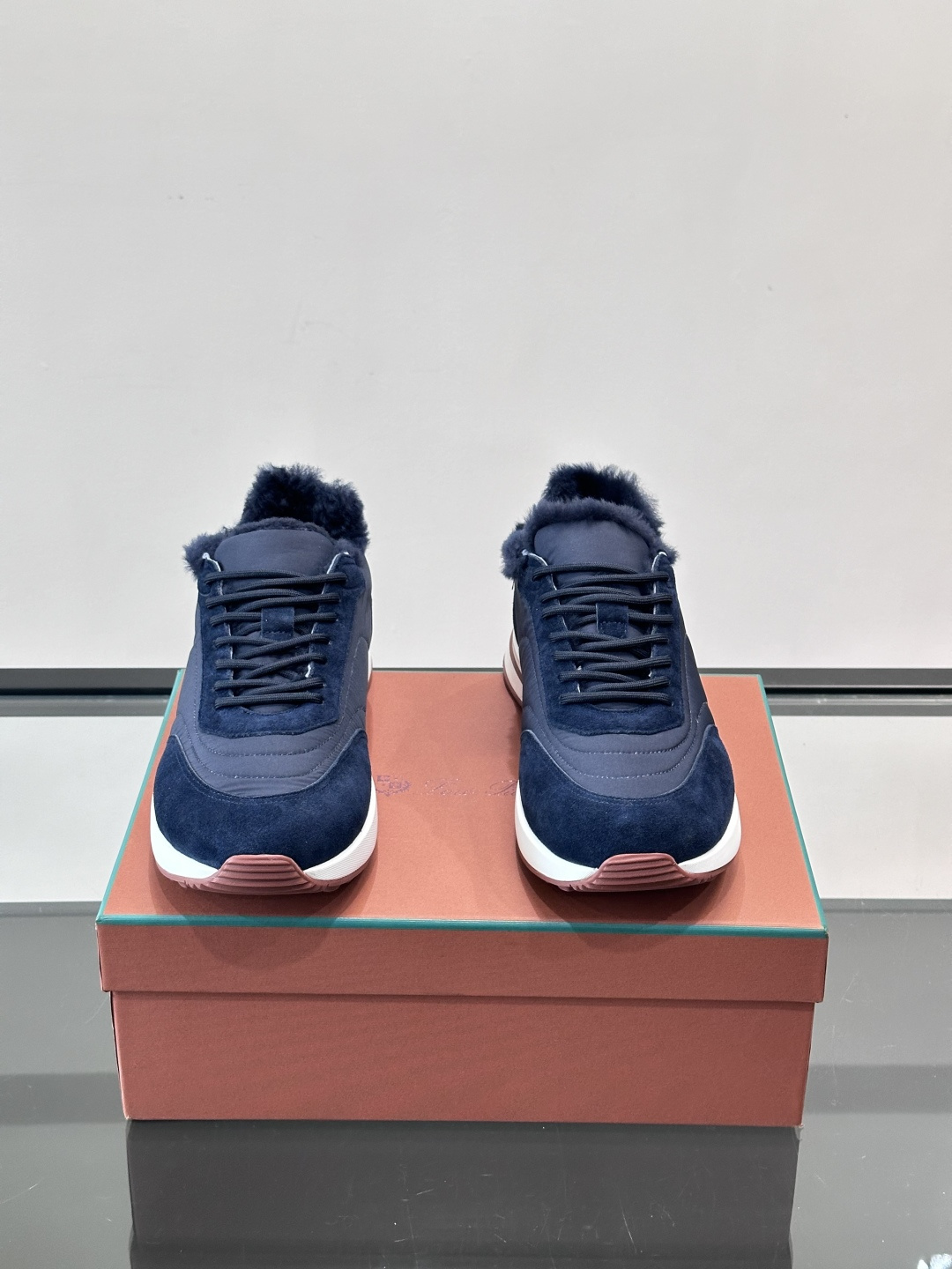 Loro Piana这款男士休闲鞋，反绒+皮草拼接，简约又奢华，秋冬穿超有氛围感。白色橡胶鞋底，舒适耐磨