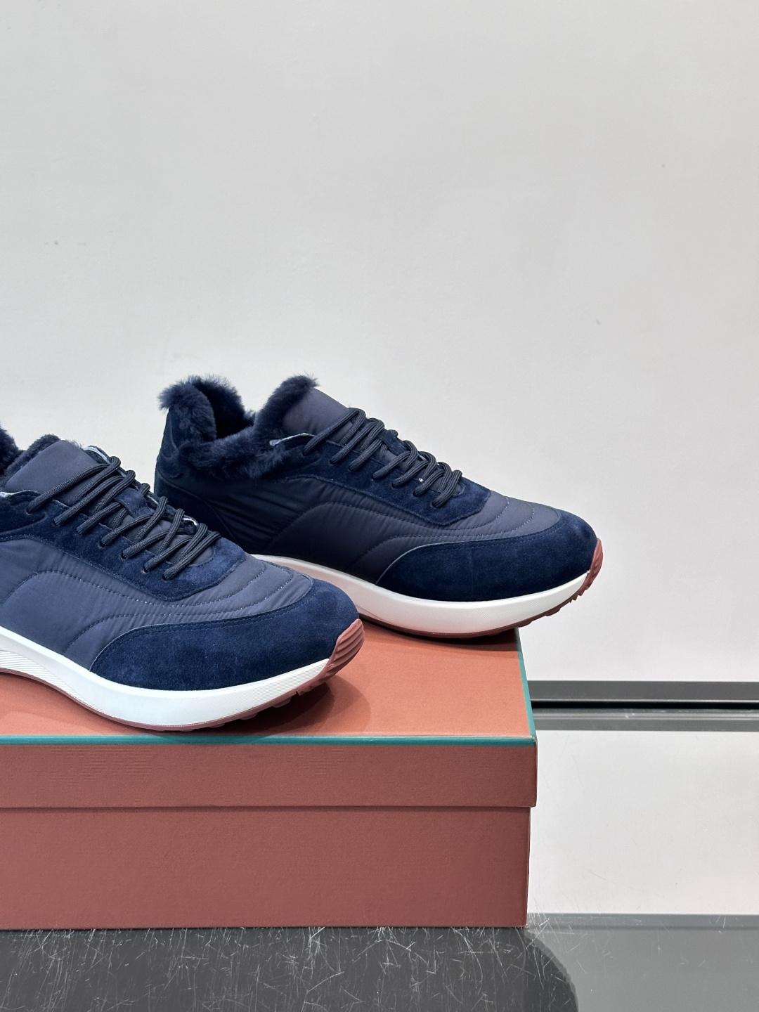 Loro Piana这款男士休闲鞋，反绒+皮草拼接，简约又奢华，秋冬穿超有氛围感。白色橡胶鞋底，舒适耐磨