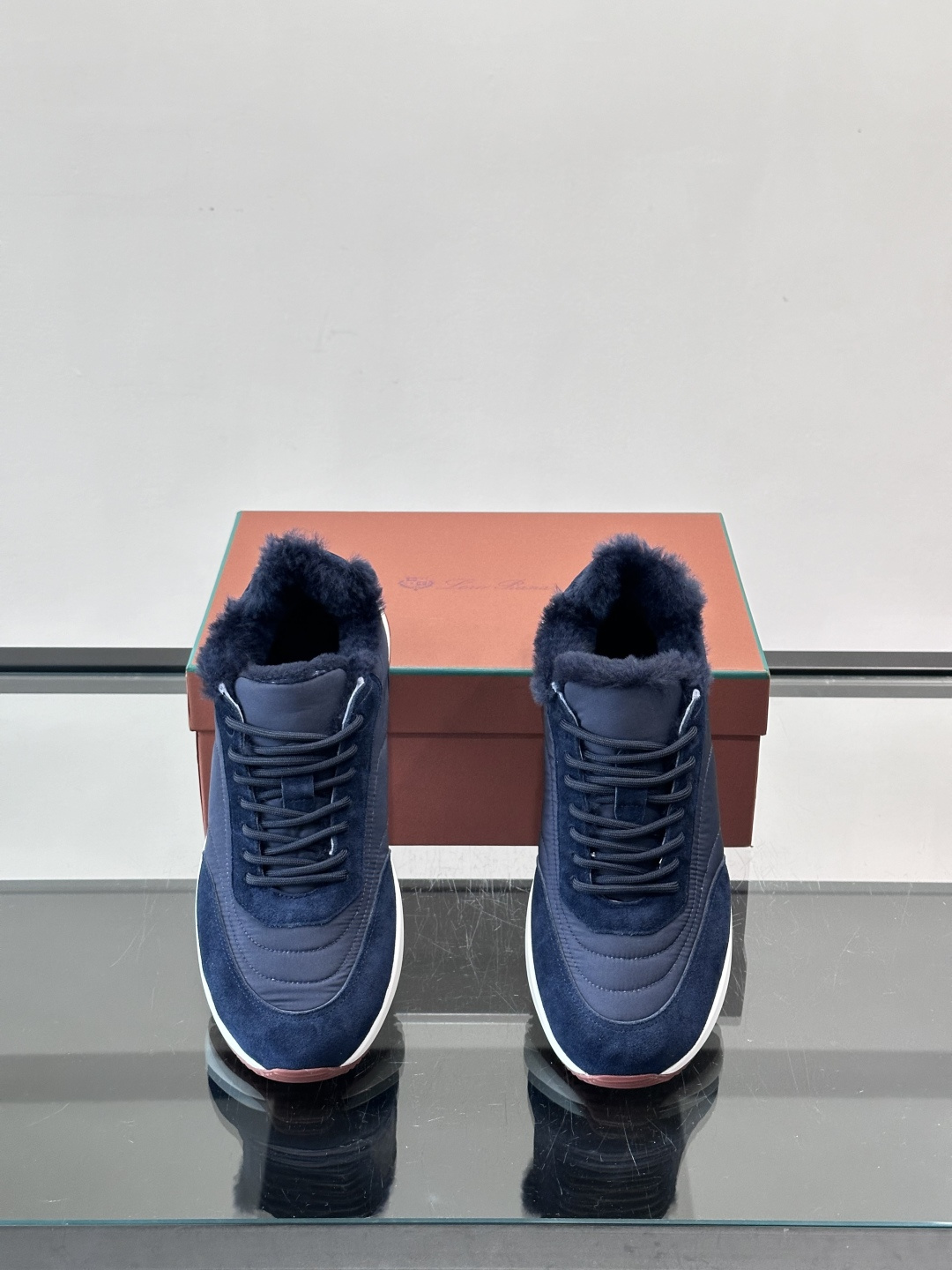 Loro Piana这款男士休闲鞋，反绒+皮草拼接，简约又奢华，秋冬穿超有氛围感。白色橡胶鞋底，舒适耐磨