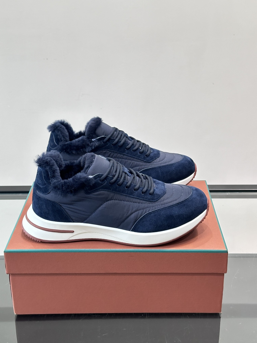 Loro Piana这款男士休闲鞋，反绒+皮草拼接，简约又奢华，秋冬穿超有氛围感。白色橡胶鞋底，舒适耐磨