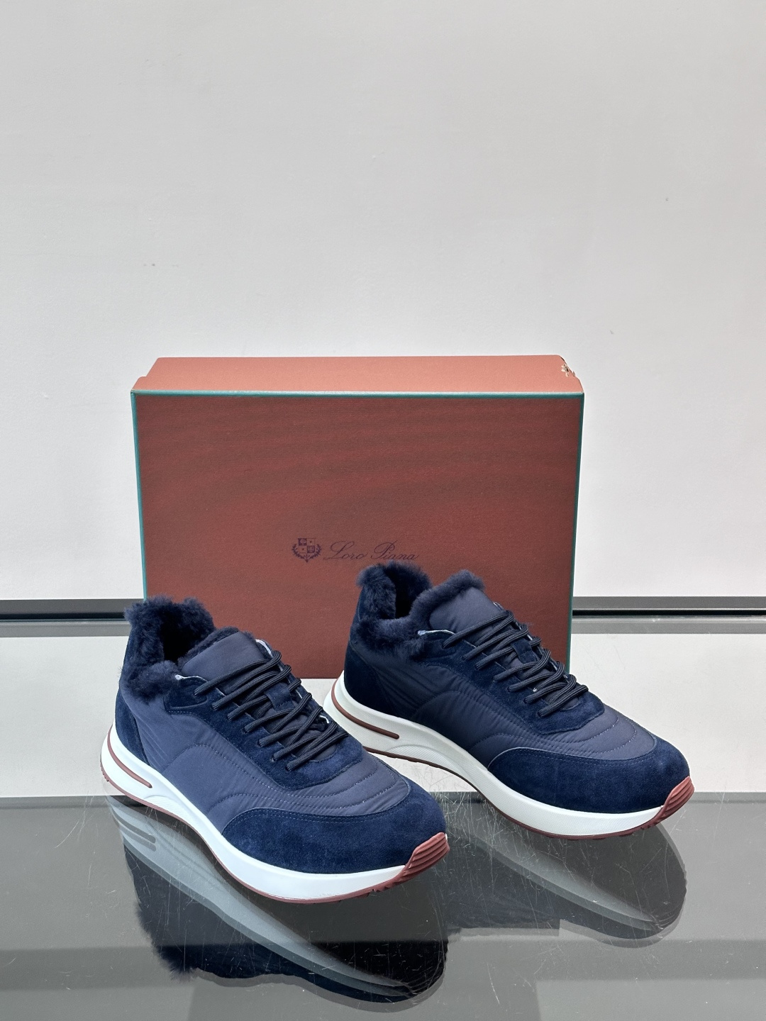 Loro Piana这款男士休闲鞋，反绒+皮草拼接，简约又奢华，秋冬穿超有氛围感。白色橡胶鞋底，舒适耐磨