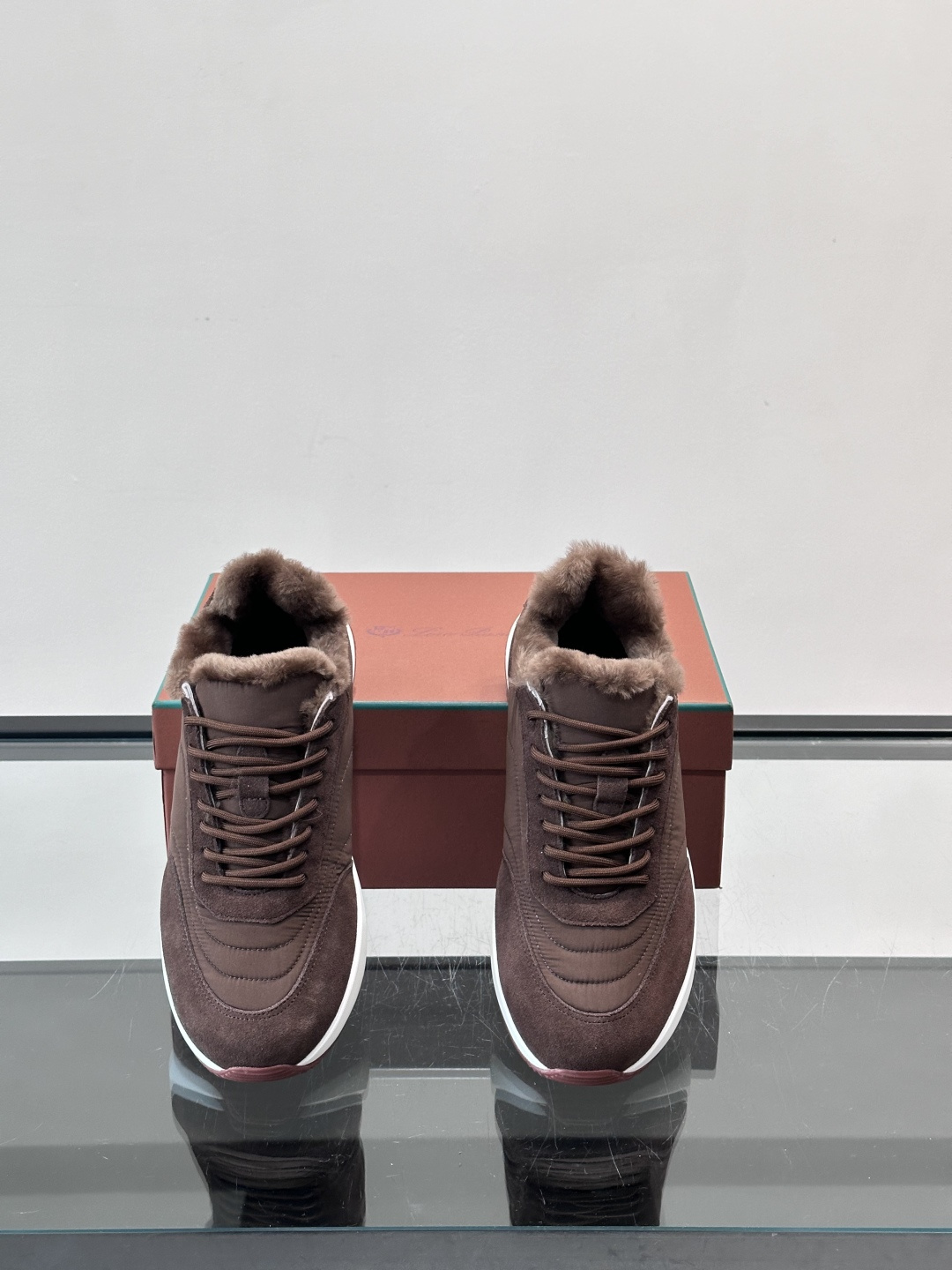 Loro Piana这款男士休闲鞋，反绒+皮草拼接，简约又奢华，秋冬穿超有氛围感。白色橡胶鞋底，舒适耐磨