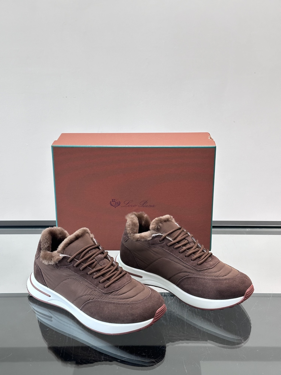 Loro Piana这款男士休闲鞋，反绒+皮草拼接，简约又奢华，秋冬穿超有氛围感。白色橡胶鞋底，舒适耐磨