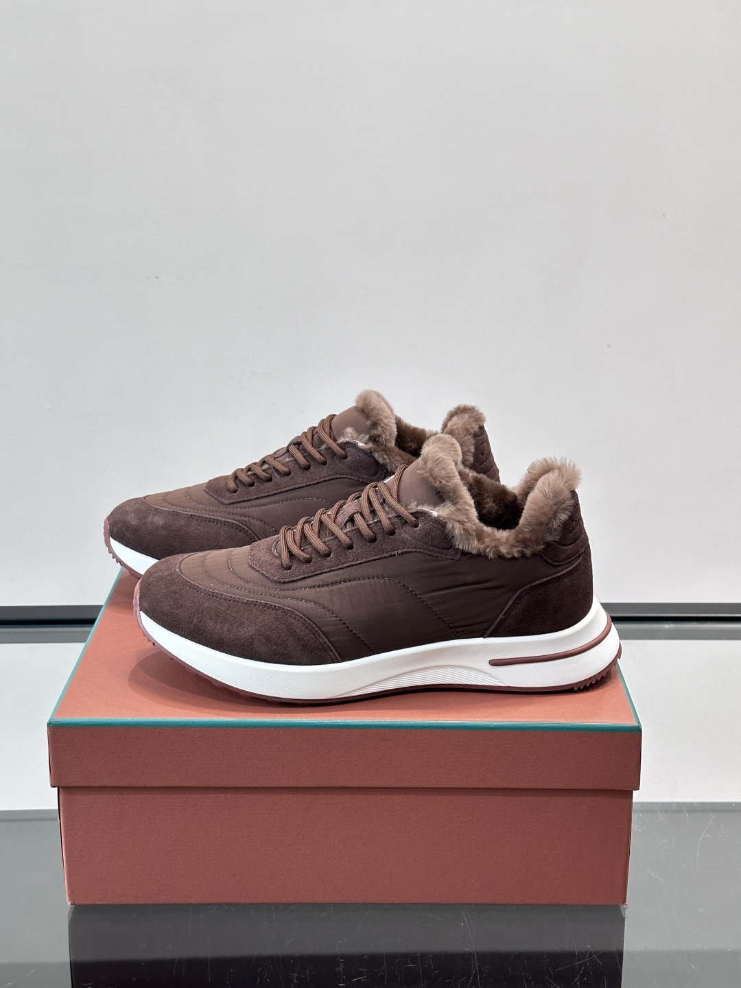 Loro Piana这款男士休闲鞋，反绒+皮草拼接，简约又奢华，秋冬穿超有氛围感。白色橡胶鞋底，舒适耐磨