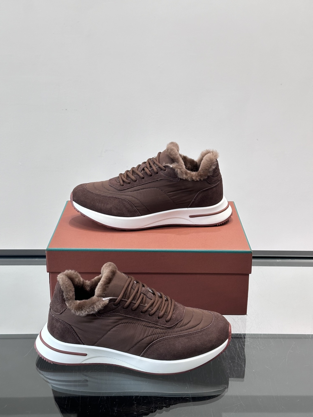 Loro Piana这款男士休闲鞋，反绒+皮草拼接，简约又奢华，秋冬穿超有氛围感。白色橡胶鞋底，舒适耐磨