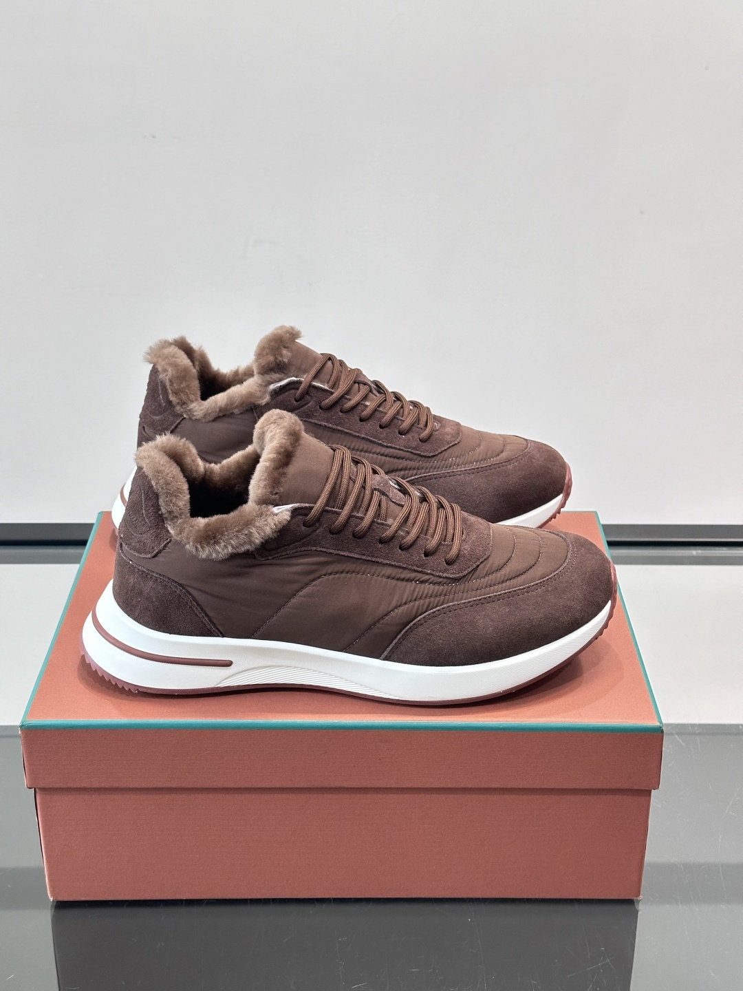 Loro Piana这款男士休闲鞋，反绒+皮草拼接，简约又奢华，秋冬穿超有氛围感。白色橡胶鞋底，舒适耐磨