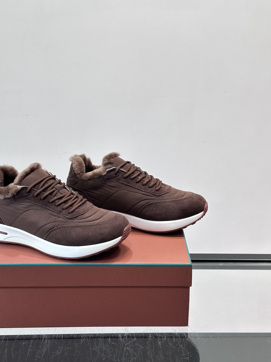 Loro Piana这款男士休闲鞋，反绒+皮草拼接，简约又奢华，秋冬穿超有氛围感。白色橡胶鞋底，舒适耐磨