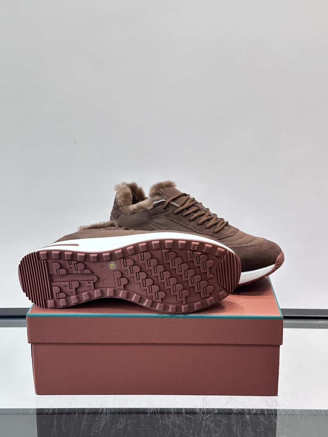 Loro Piana这款男士休闲鞋，反绒+皮草拼接，简约又奢华，秋冬穿超有氛围感。白色橡胶鞋底，舒适耐磨