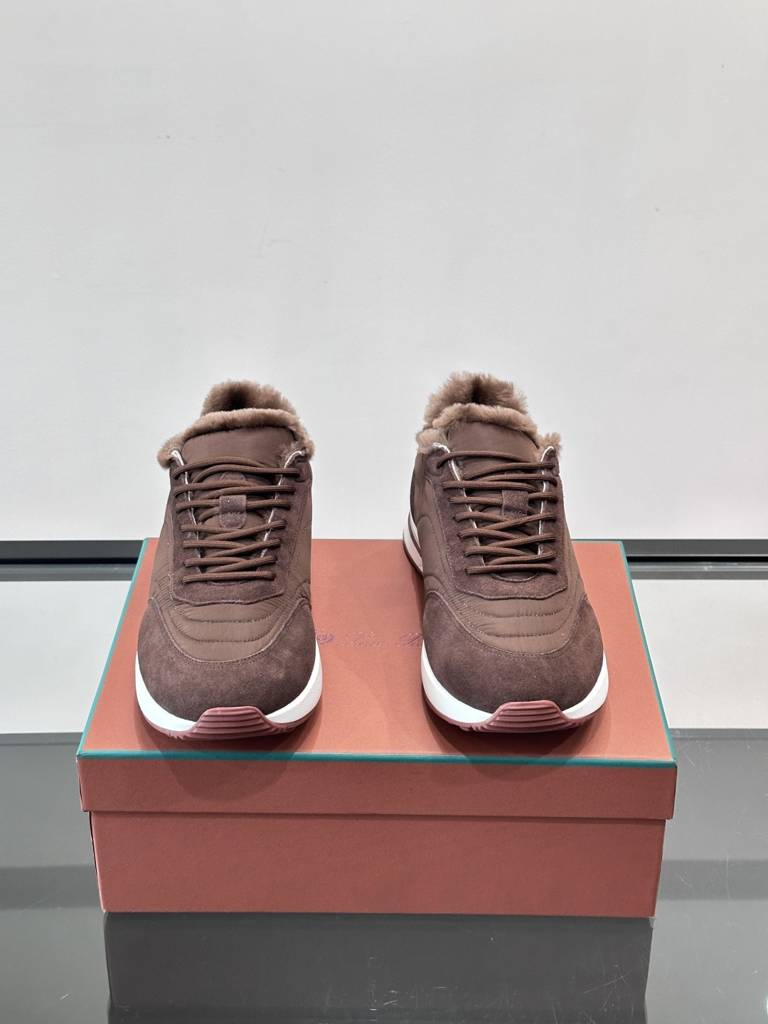 Loro Piana这款男士休闲鞋，反绒+皮草拼接，简约又奢华，秋冬穿超有氛围感。白色橡胶鞋底，舒适耐磨