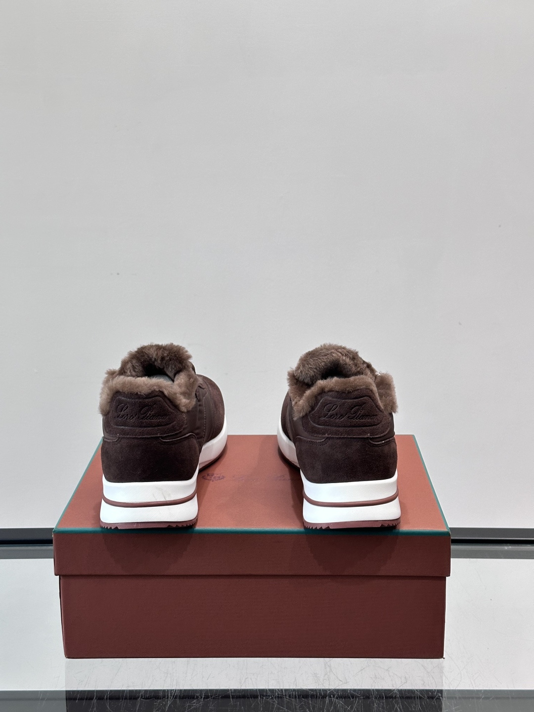 Loro Piana这款男士休闲鞋，反绒+皮草拼接，简约又奢华，秋冬穿超有氛围感。白色橡胶鞋底，舒适耐磨