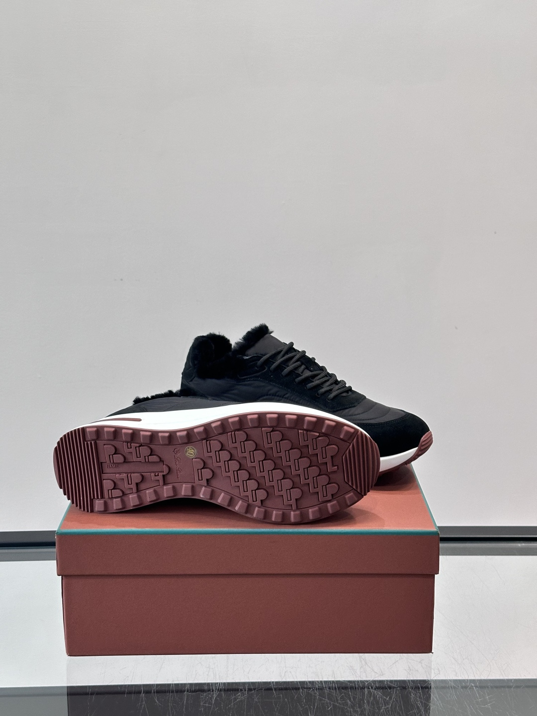 Loro Piana这款男士休闲鞋，反绒+皮草拼接，简约又奢华，秋冬穿超有氛围感。白色橡胶鞋底，舒适耐磨