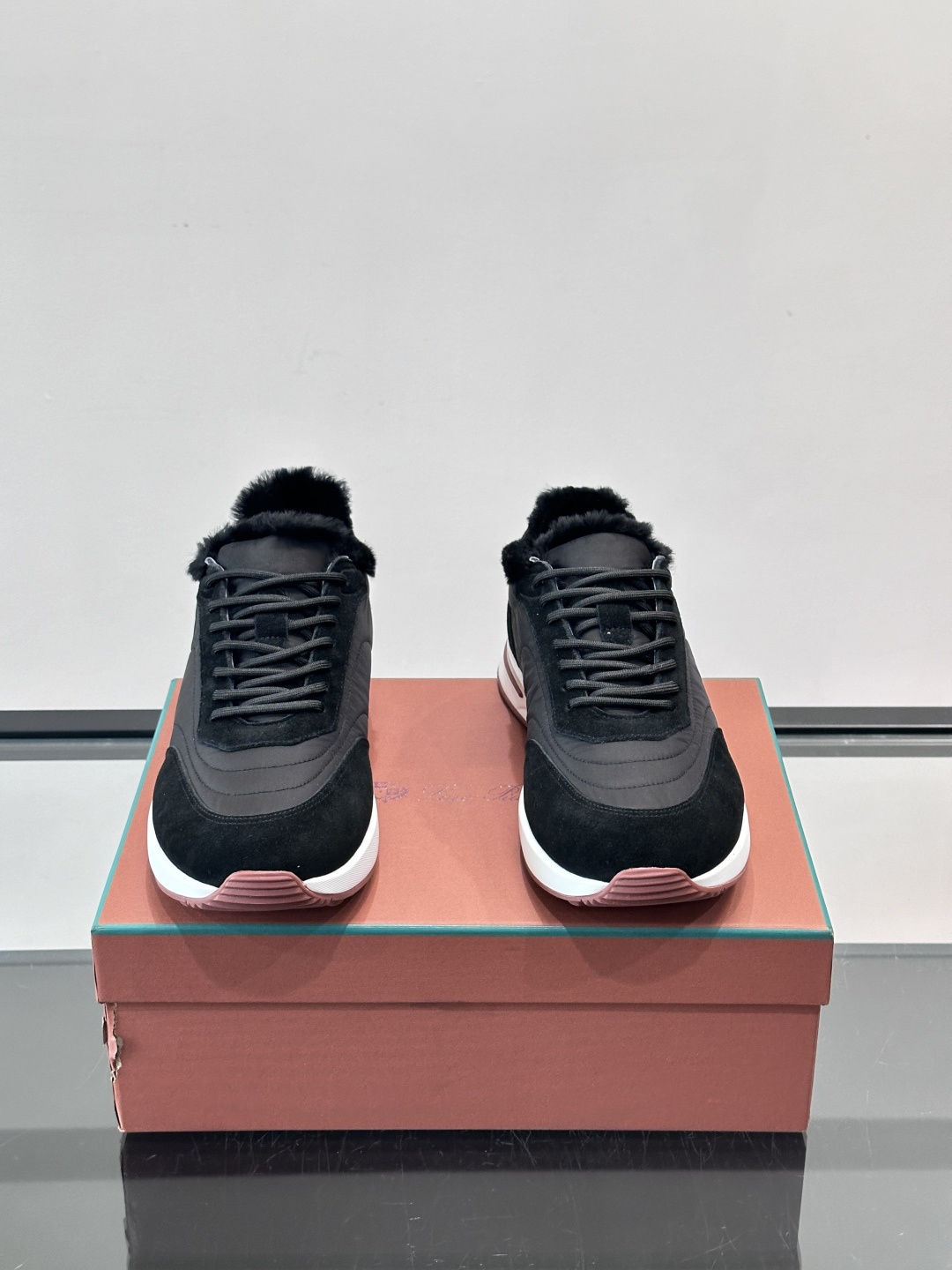 Loro Piana这款男士休闲鞋，反绒+皮草拼接，简约又奢华，秋冬穿超有氛围感。白色橡胶鞋底，舒适耐磨