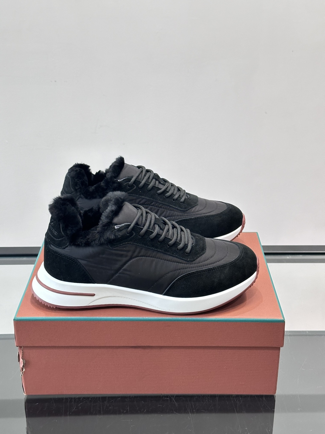 Loro Piana这款男士休闲鞋，反绒+皮草拼接，简约又奢华，秋冬穿超有氛围感。白色橡胶鞋底，舒适耐磨