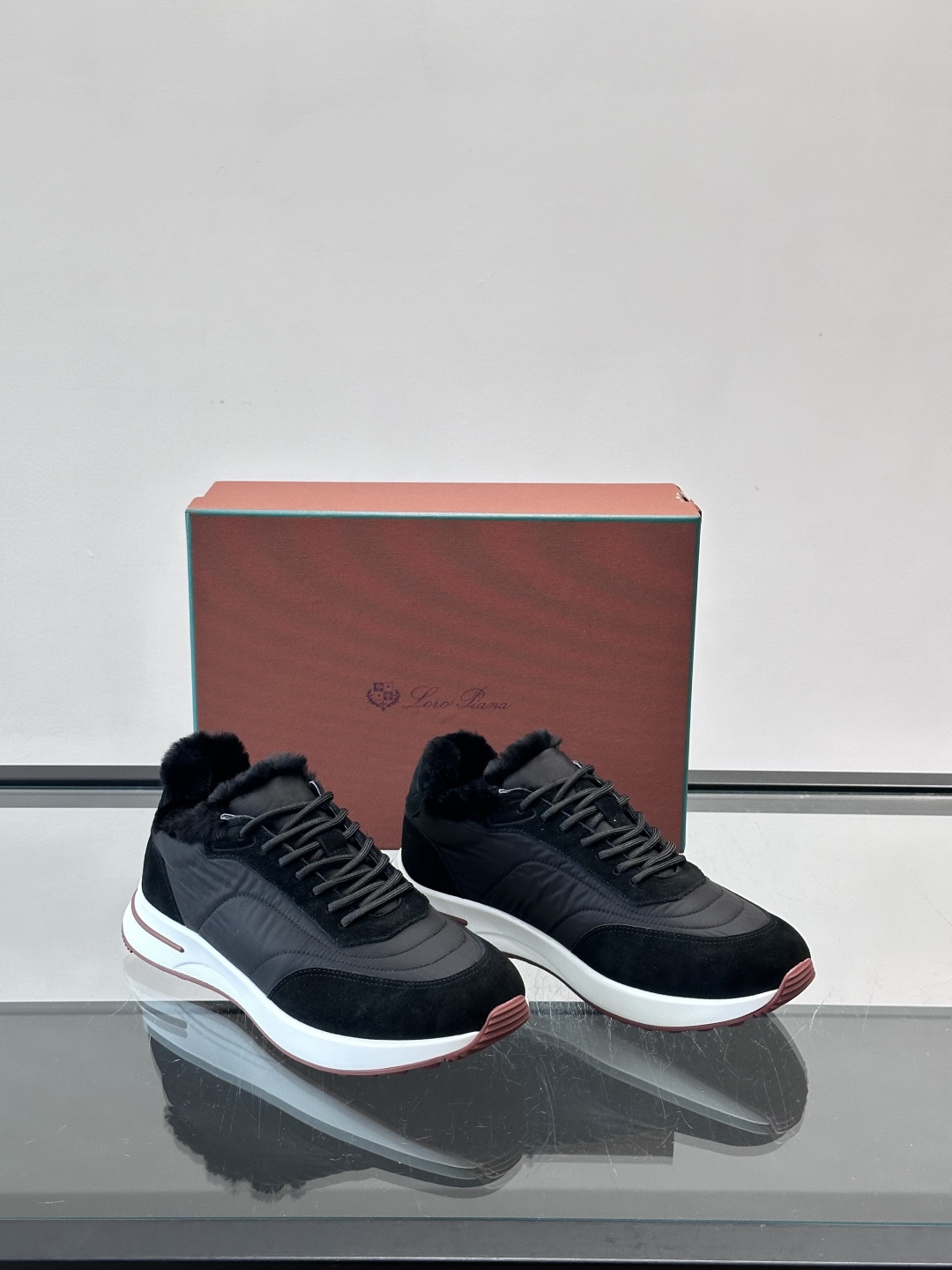 Loro Piana这款男士休闲鞋，反绒+皮草拼接，简约又奢华，秋冬穿超有氛围感。白色橡胶鞋底，舒适耐磨