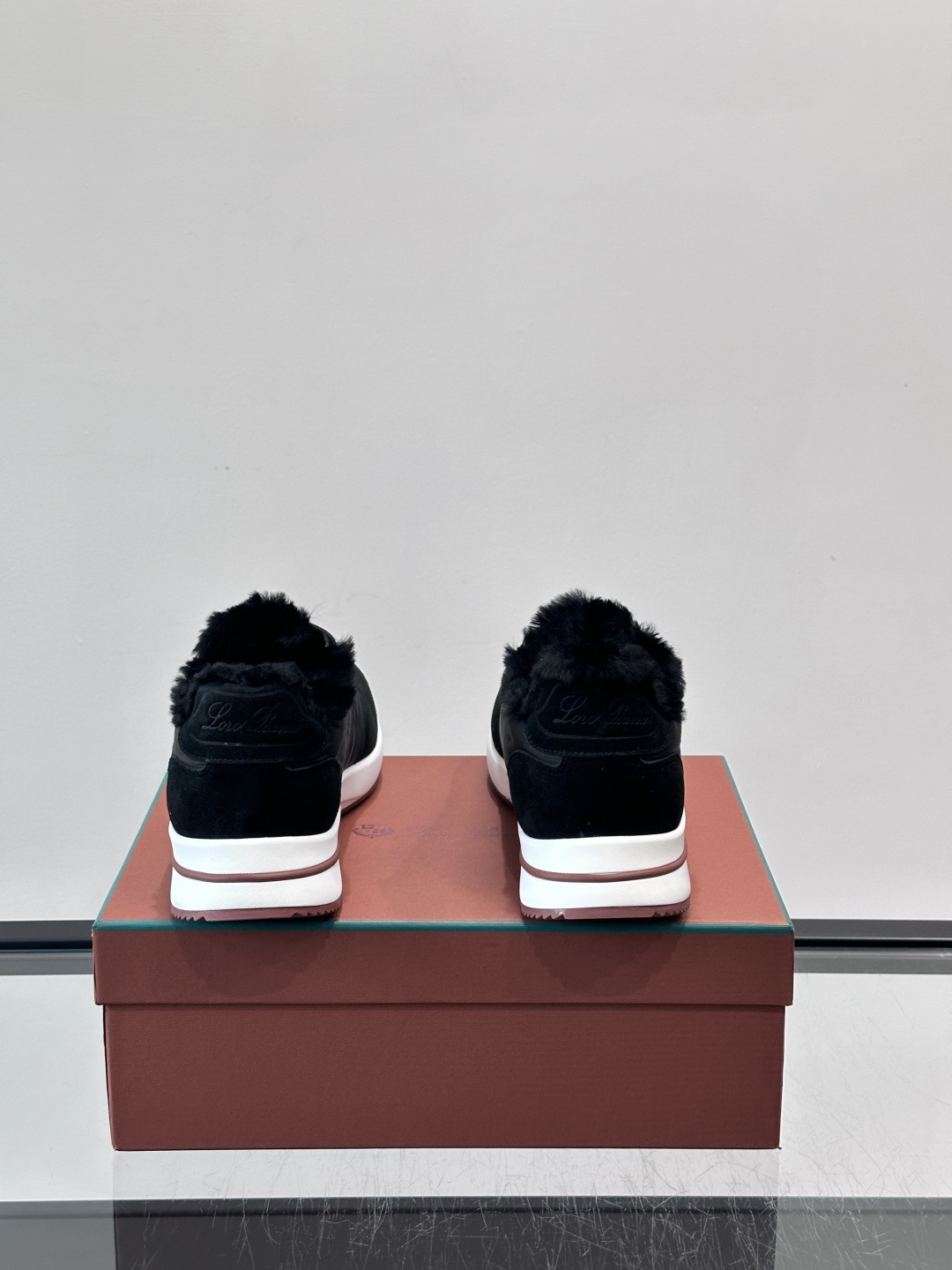 Loro Piana这款男士休闲鞋，反绒+皮草拼接，简约又奢华，秋冬穿超有氛围感。白色橡胶鞋底，舒适耐磨