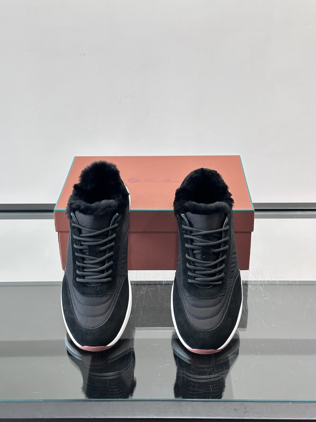 Loro Piana这款男士休闲鞋，反绒+皮草拼接，简约又奢华，秋冬穿超有氛围感。白色橡胶鞋底，舒适耐磨