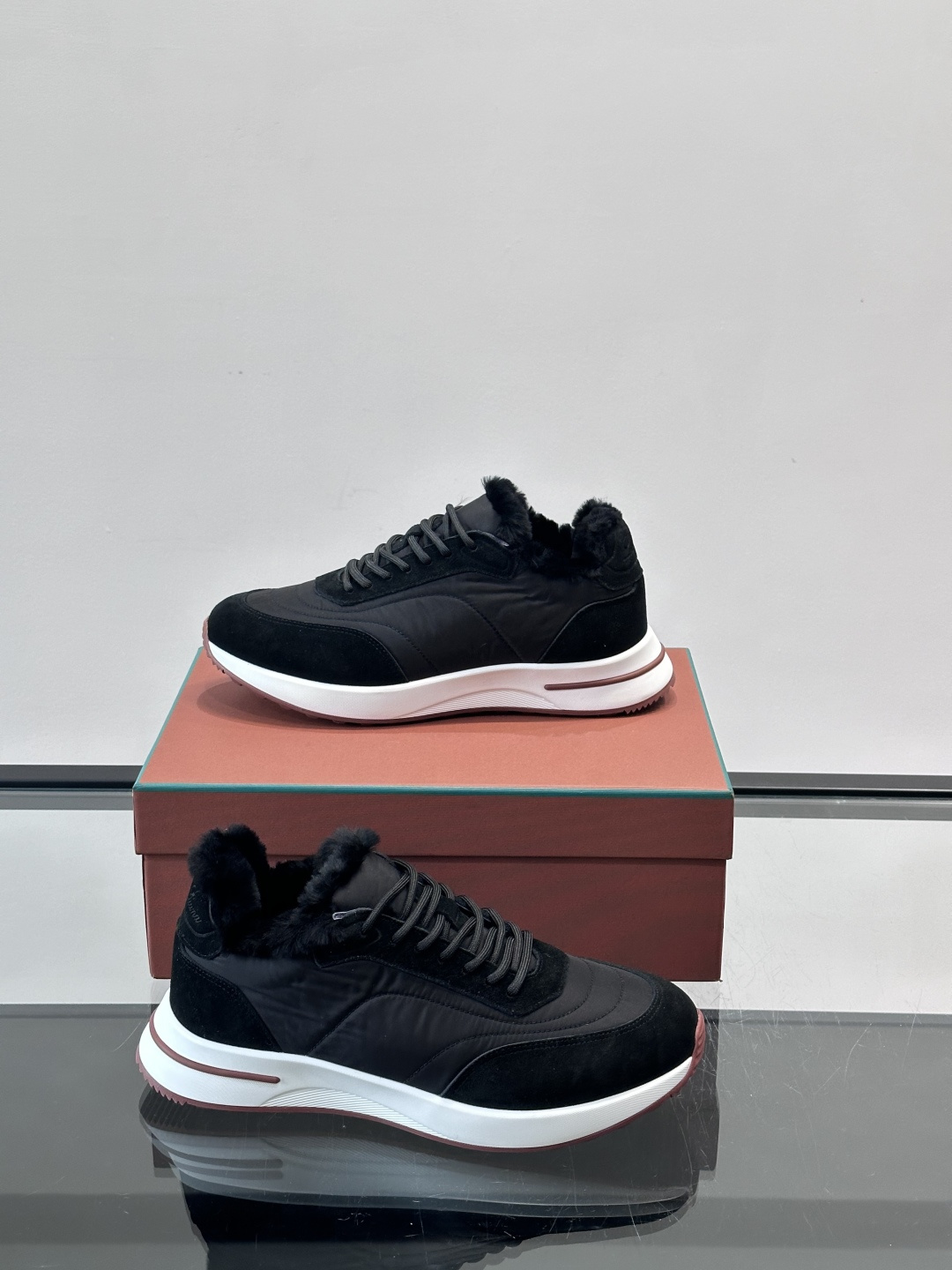 Loro Piana这款男士休闲鞋，反绒+皮草拼接，简约又奢华，秋冬穿超有氛围感。白色橡胶鞋底，舒适耐磨