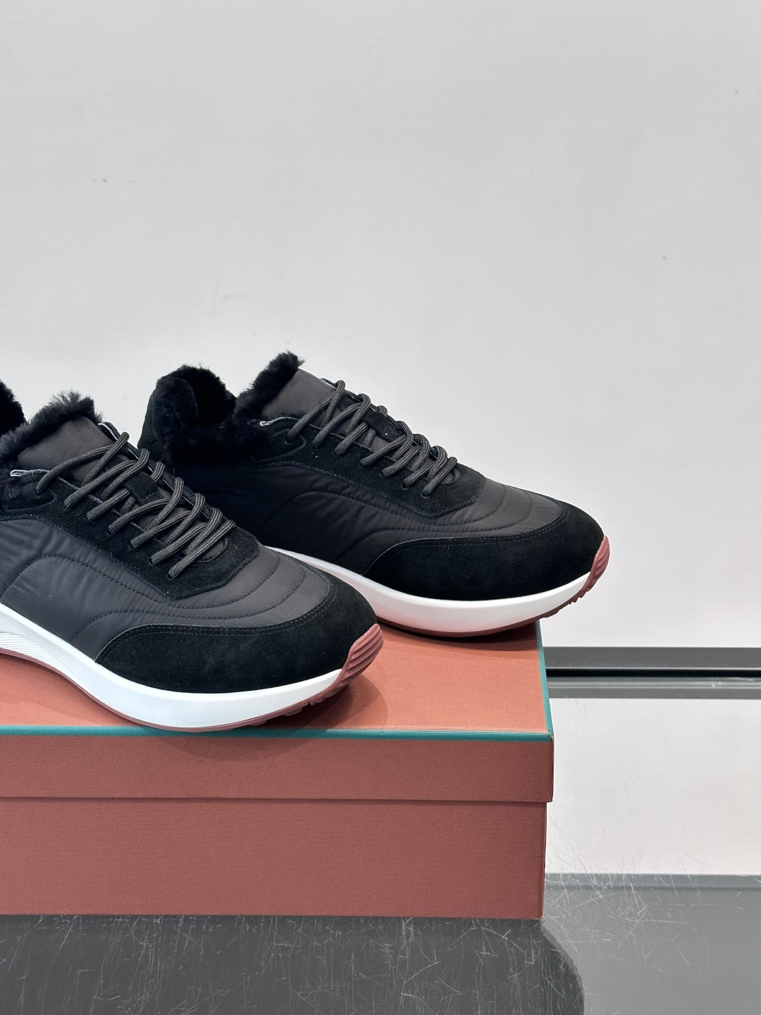 Loro Piana这款男士休闲鞋，反绒+皮草拼接，简约又奢华，秋冬穿超有氛围感。白色橡胶鞋底，舒适耐磨