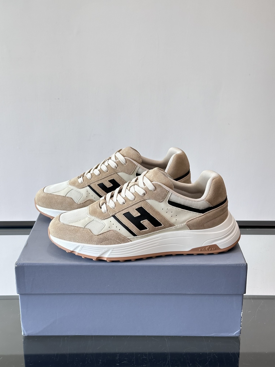 HOGAN云朵系列运动鞋，多色拼接。麂皮+织物材质，舒适又透气！厚底设计，缓震效果超棒，长时间走路也不累
