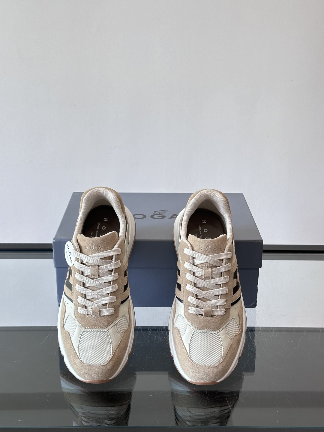 HOGAN云朵系列运动鞋，多色拼接。麂皮+织物材质，舒适又透气！厚底设计，缓震效果超棒，长时间走路也不累