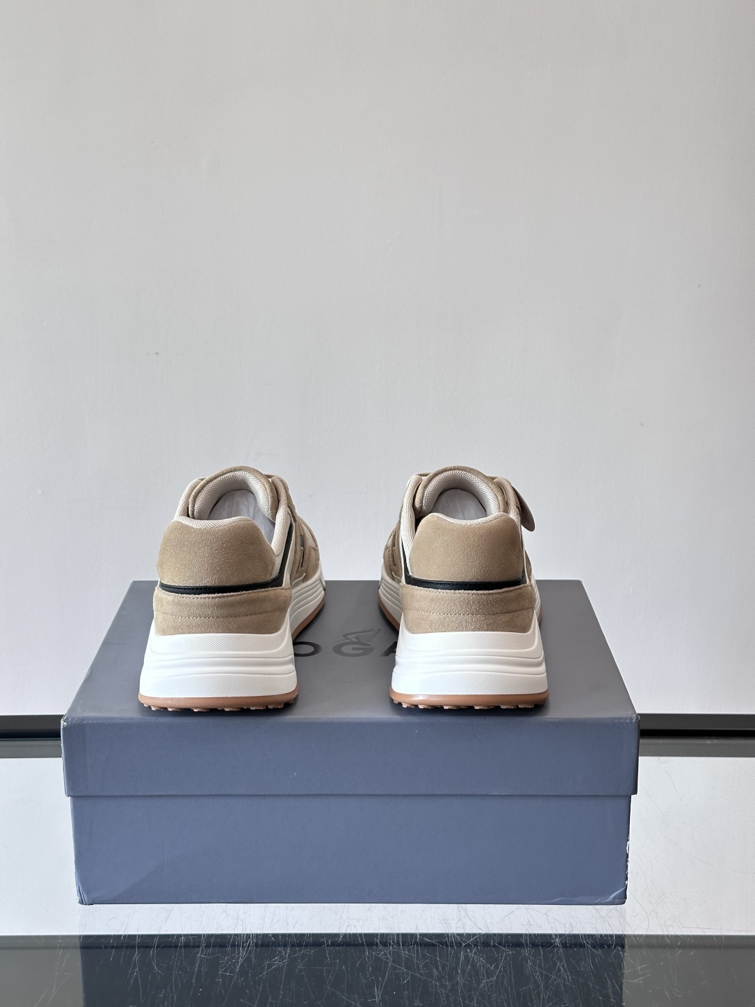 HOGAN云朵系列运动鞋，多色拼接。麂皮+织物材质，舒适又透气！厚底设计，缓震效果超棒，长时间走路也不累