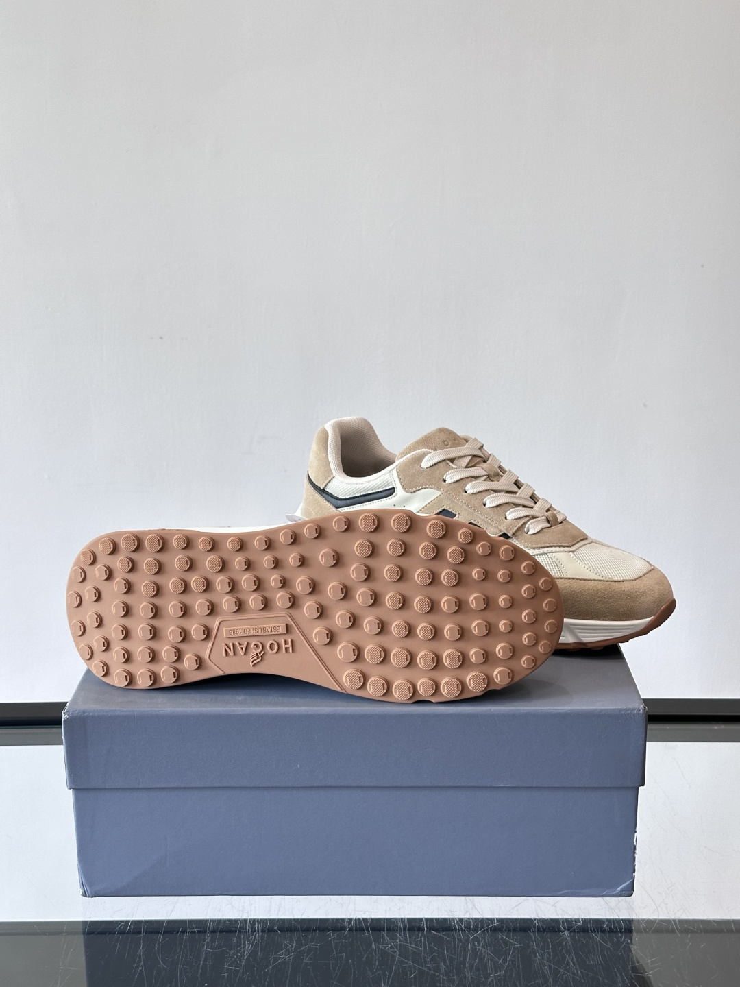 HOGAN云朵系列运动鞋，多色拼接。麂皮+织物材质，舒适又透气！厚底设计，缓震效果超棒，长时间走路也不累