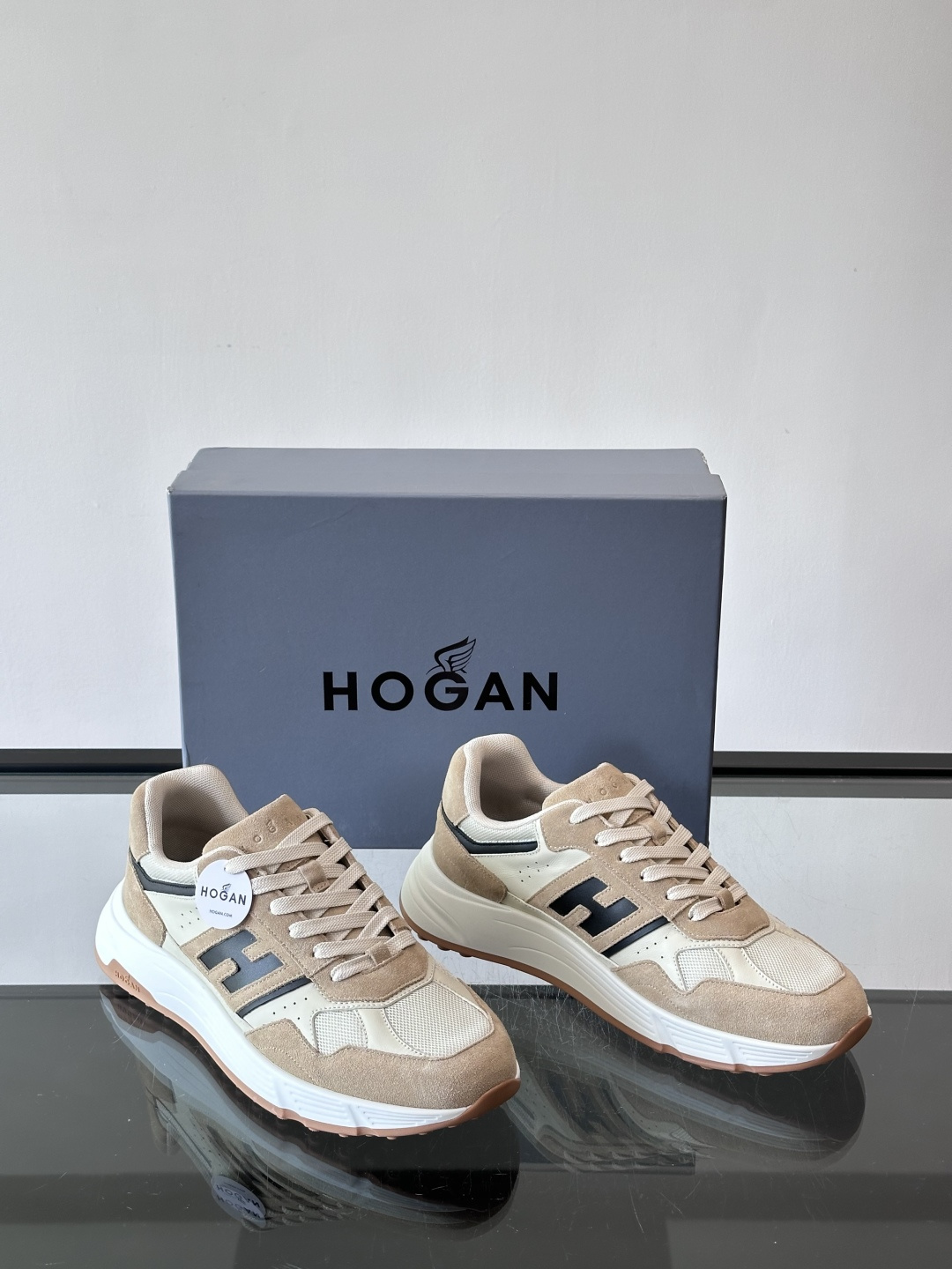 HOGAN云朵系列运动鞋，多色拼接。麂皮+织物材质，舒适又透气！厚底设计，缓震效果超棒，长时间走路也不累