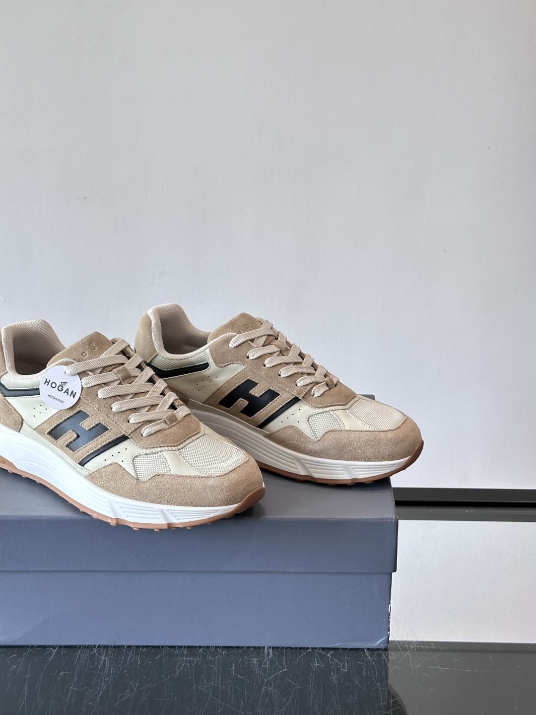 HOGAN云朵系列运动鞋，多色拼接。麂皮+织物材质，舒适又透气！厚底设计，缓震效果超棒，长时间走路也不累