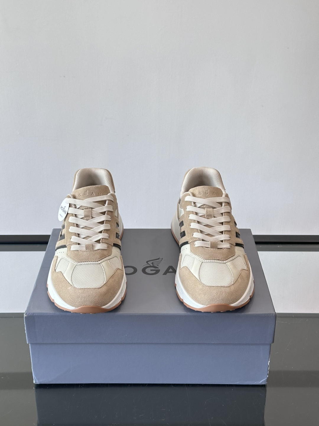 HOGAN云朵系列运动鞋，多色拼接。麂皮+织物材质，舒适又透气！厚底设计，缓震效果超棒，长时间走路也不累