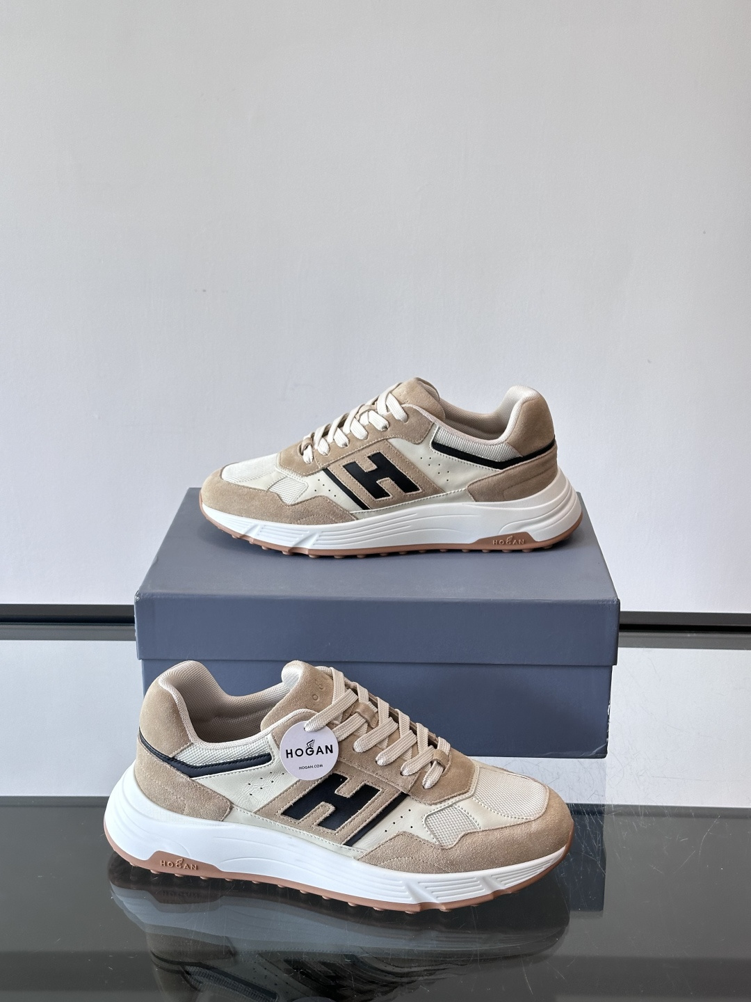 HOGAN云朵系列运动鞋，多色拼接。麂皮+织物材质，舒适又透气！厚底设计，缓震效果超棒，长时间走路也不累