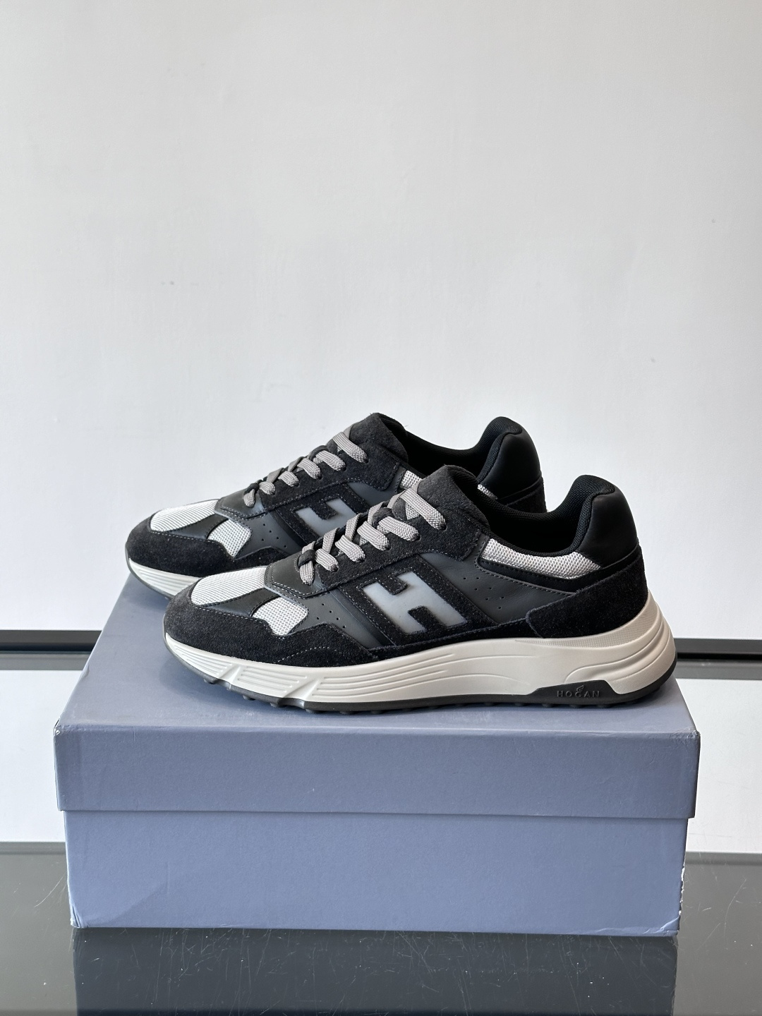 HOGAN云朵系列运动鞋，多色拼接。麂皮+织物材质，舒适又透气！厚底设计，缓震效果超棒，长时间走路也不累