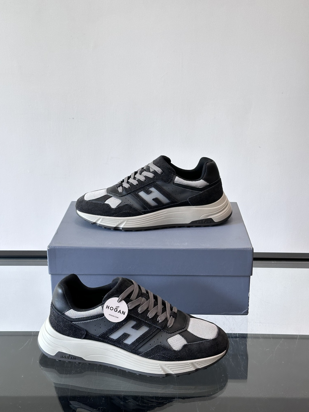 HOGAN云朵系列运动鞋，多色拼接。麂皮+织物材质，舒适又透气！厚底设计，缓震效果超棒，长时间走路也不累
