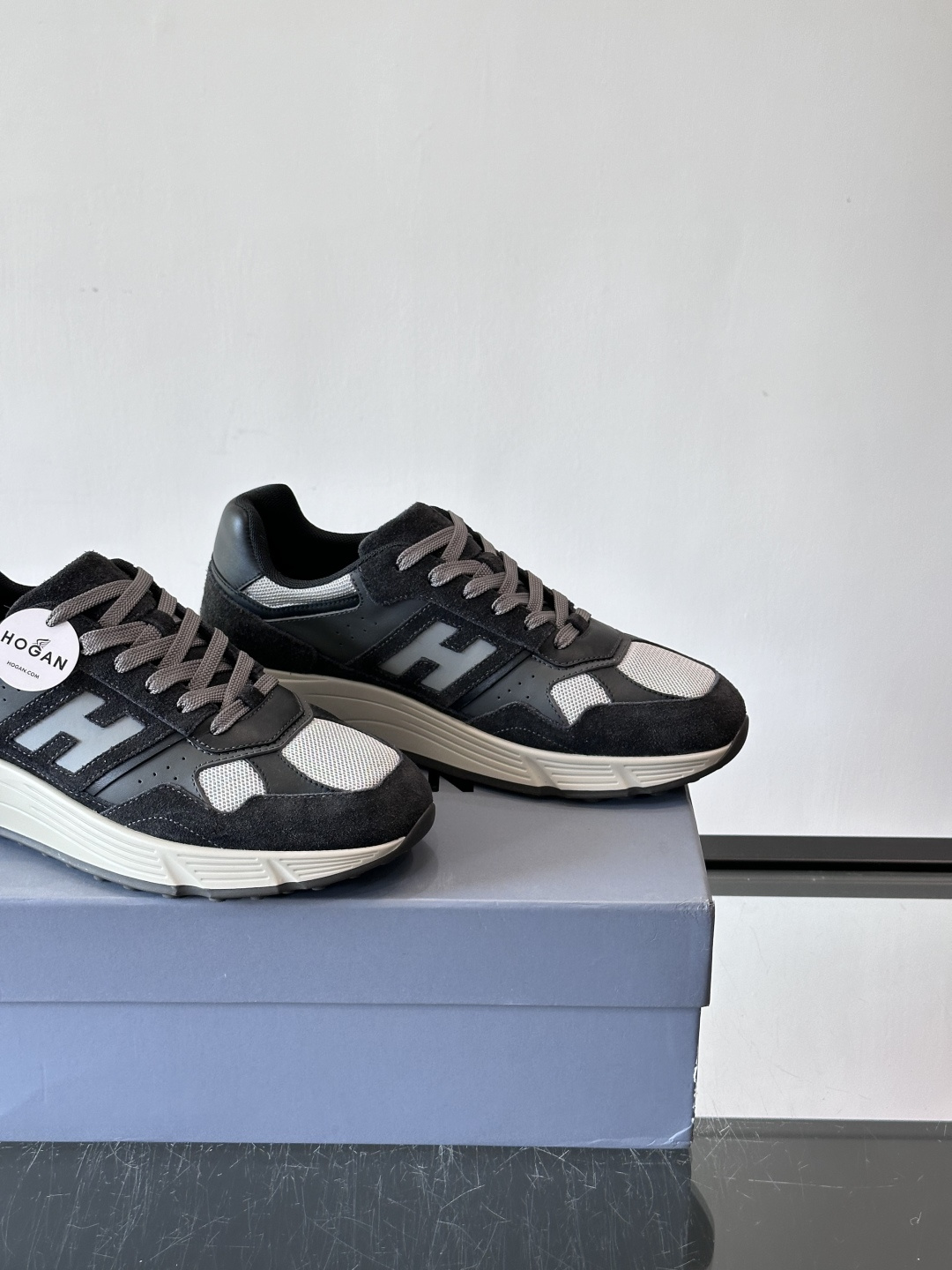 HOGAN云朵系列运动鞋，多色拼接。麂皮+织物材质，舒适又透气！厚底设计，缓震效果超棒，长时间走路也不累