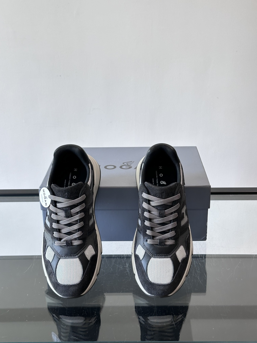 HOGAN云朵系列运动鞋，多色拼接。麂皮+织物材质，舒适又透气！厚底设计，缓震效果超棒，长时间走路也不累