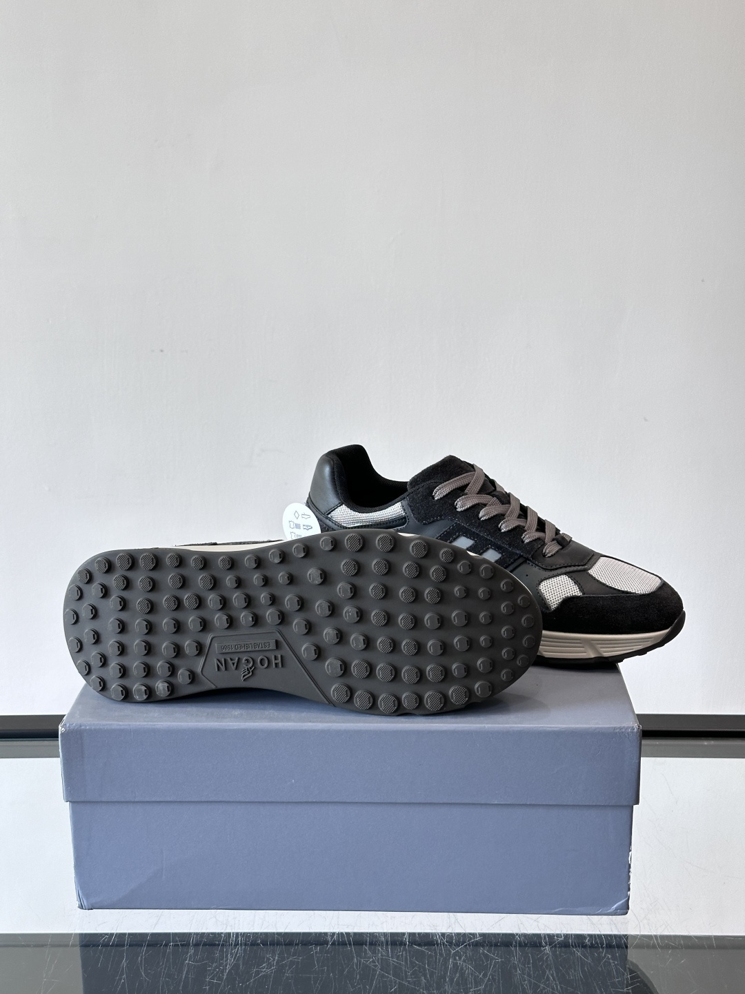 HOGAN云朵系列运动鞋，多色拼接。麂皮+织物材质，舒适又透气！厚底设计，缓震效果超棒，长时间走路也不累