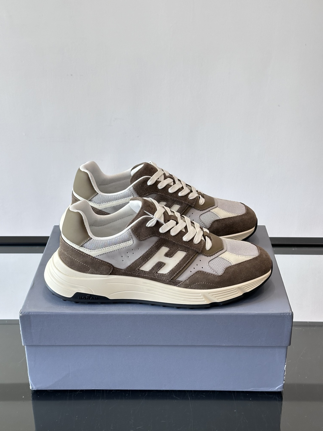 HOGAN云朵系列运动鞋，多色拼接。麂皮+织物材质，舒适又透气！厚底设计，缓震效果超棒，长时间走路也不累
