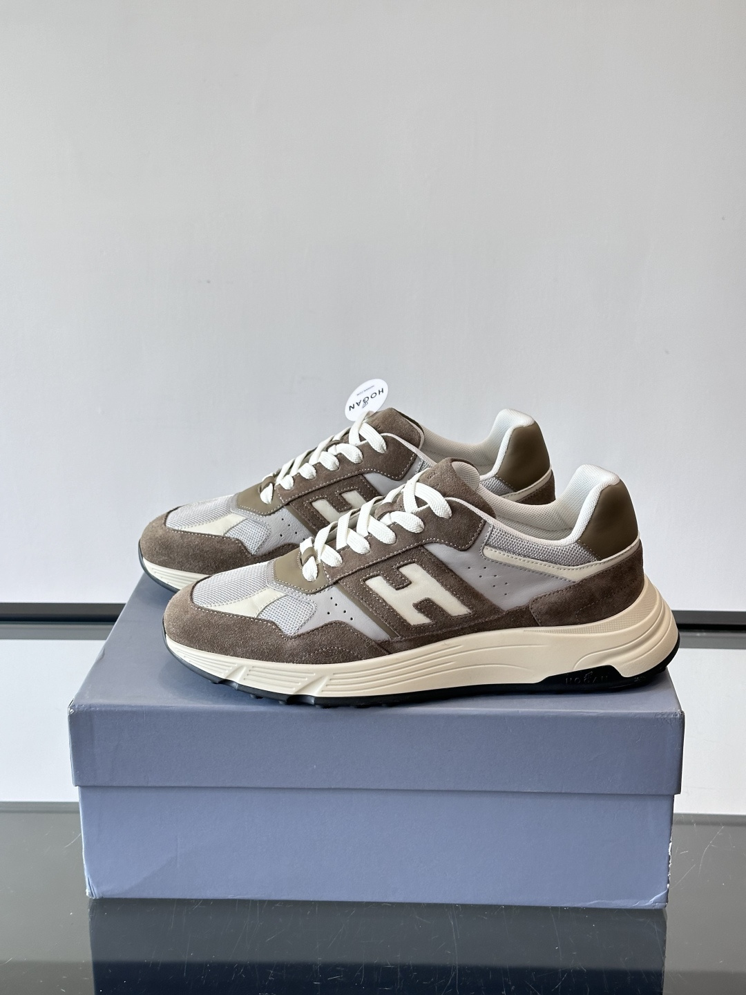 HOGAN云朵系列运动鞋，多色拼接。麂皮+织物材质，舒适又透气！厚底设计，缓震效果超棒，长时间走路也不累