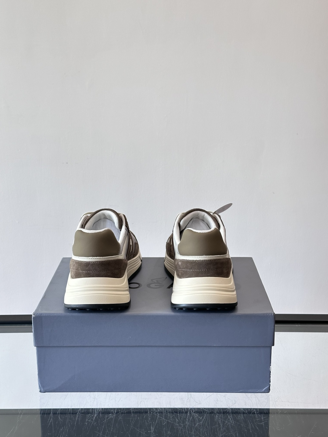 HOGAN云朵系列运动鞋，多色拼接。麂皮+织物材质，舒适又透气！厚底设计，缓震效果超棒，长时间走路也不累