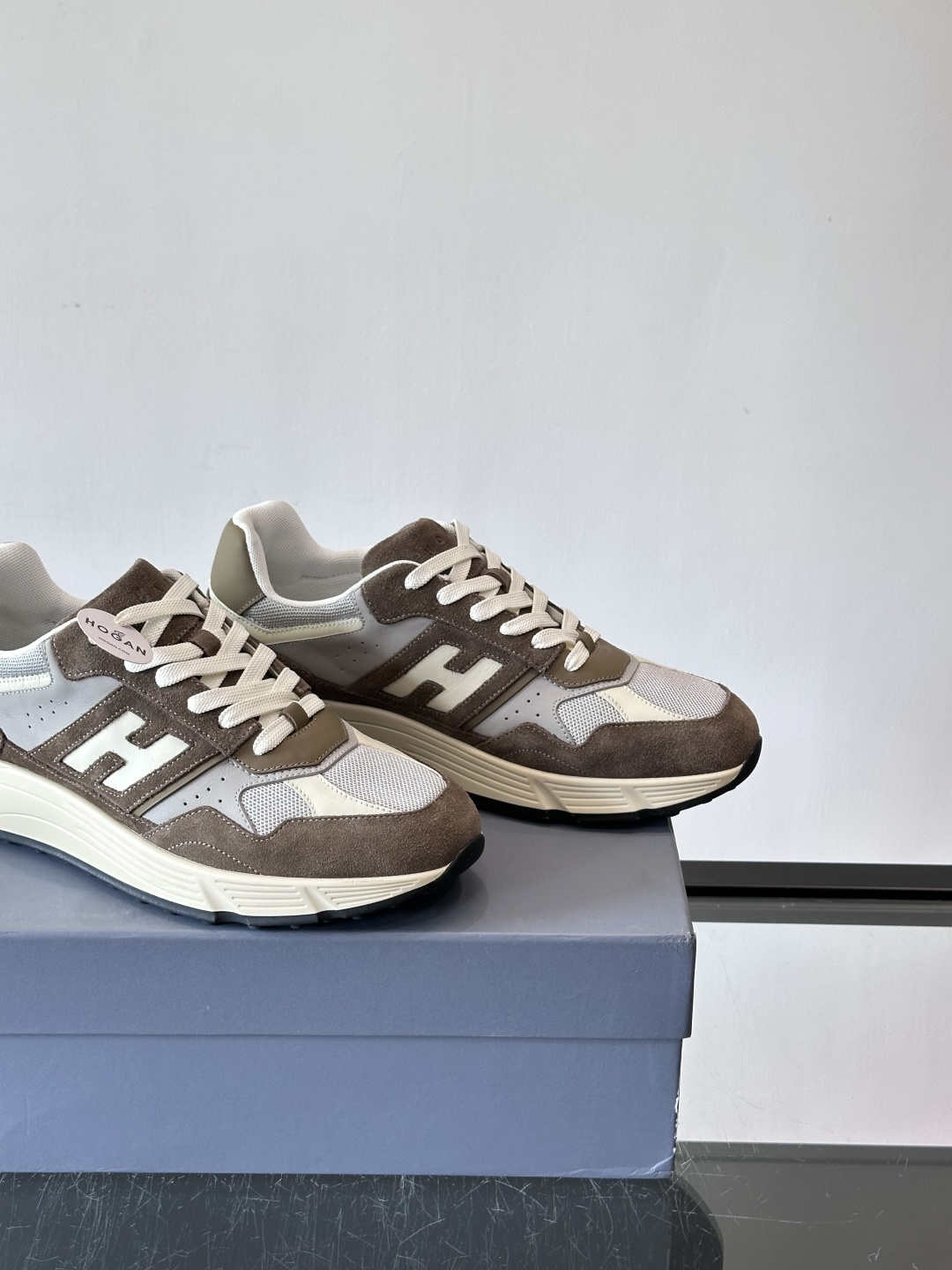 HOGAN云朵系列运动鞋，多色拼接。麂皮+织物材质，舒适又透气！厚底设计，缓震效果超棒，长时间走路也不累