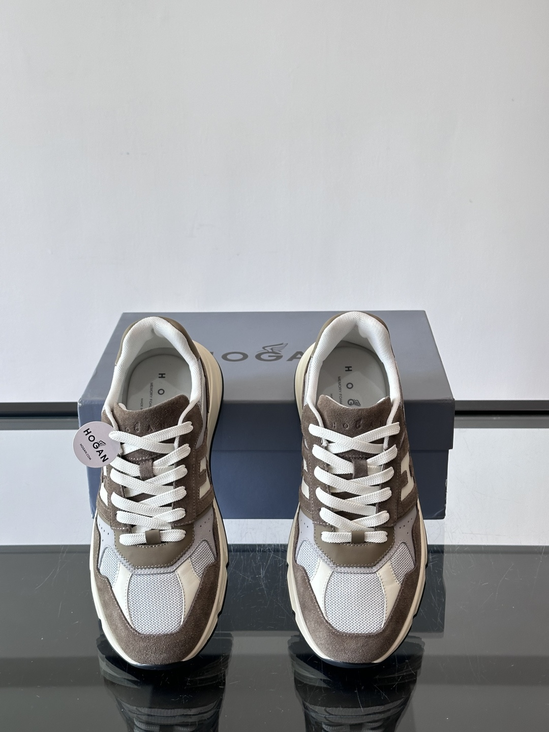 HOGAN云朵系列运动鞋，多色拼接。麂皮+织物材质，舒适又透气！厚底设计，缓震效果超棒，长时间走路也不累