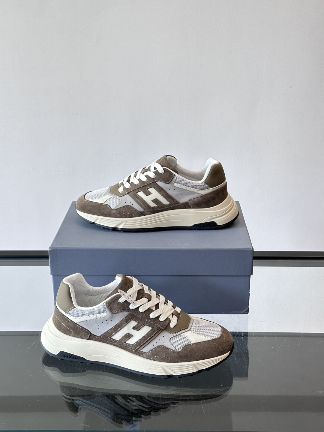 HOGAN云朵系列运动鞋，多色拼接。麂皮+织物材质，舒适又透气！厚底设计，缓震效果超棒，长时间走路也不累