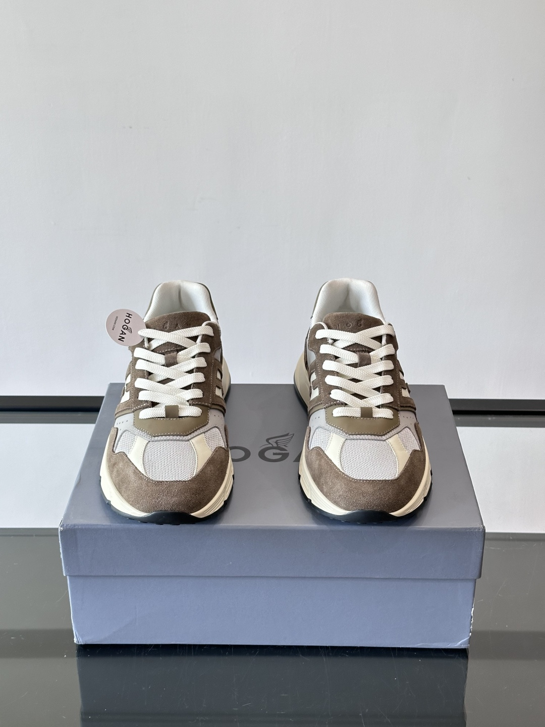 HOGAN云朵系列运动鞋，多色拼接。麂皮+织物材质，舒适又透气！厚底设计，缓震效果超棒，长时间走路也不累