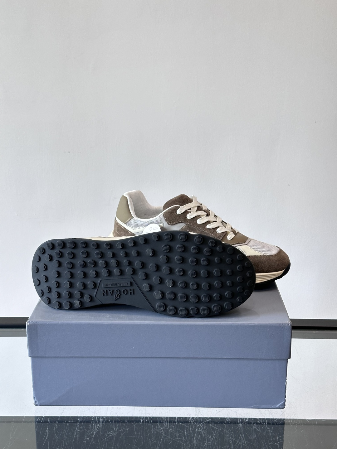 HOGAN云朵系列运动鞋，多色拼接。麂皮+织物材质，舒适又透气！厚底设计，缓震效果超棒，长时间走路也不累