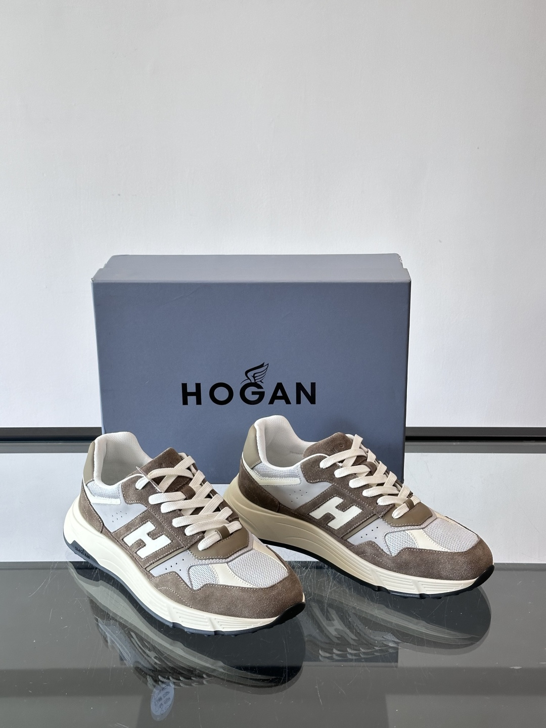 HOGAN云朵系列运动鞋，多色拼接。麂皮+织物材质，舒适又透气！厚底设计，缓震效果超棒，长时间走路也不累