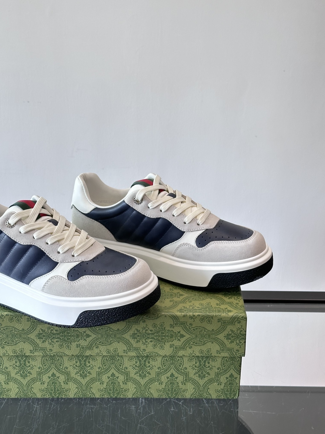 Gucci 男士休闲运动鞋，采用牛皮革+麂皮拼接，经典又时髦！鞋舌红绿织带超有辨识度，侧面压纹细节很精致