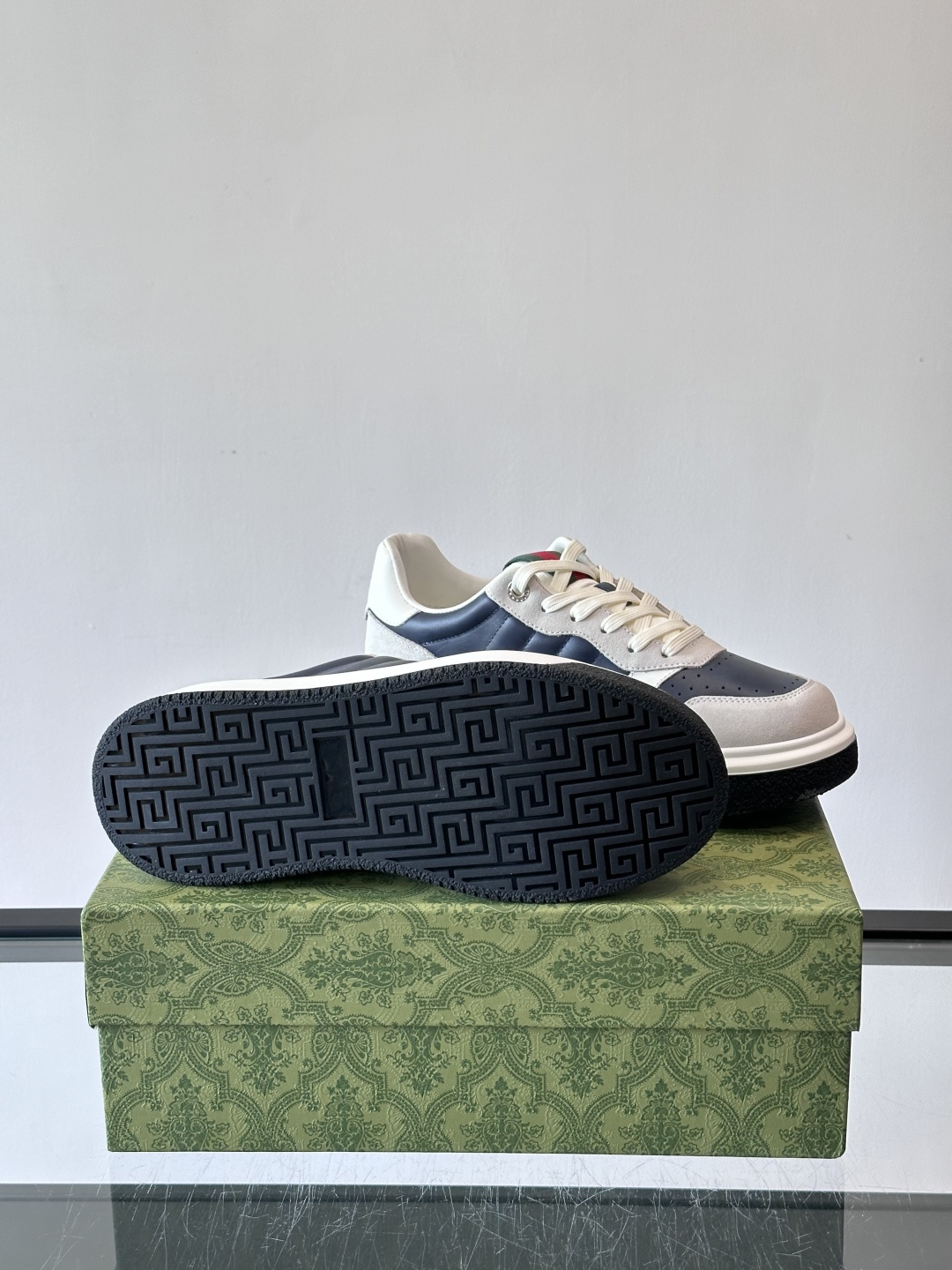 Gucci 男士休闲运动鞋，采用牛皮革+麂皮拼接，经典又时髦！鞋舌红绿织带超有辨识度，侧面压纹细节很精致