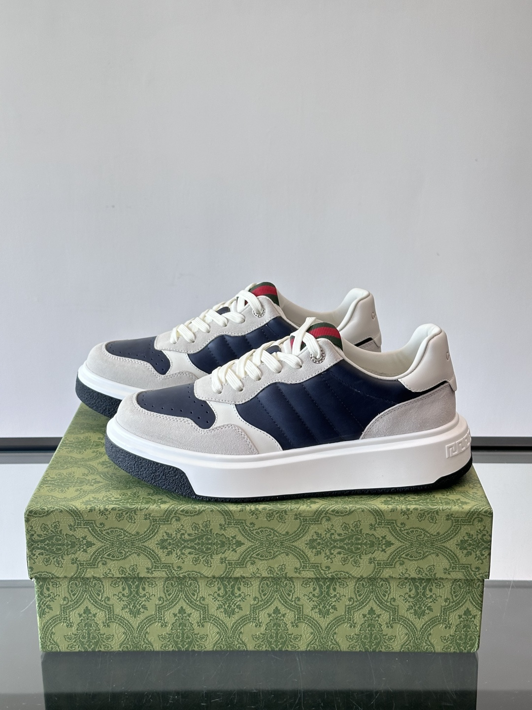 Gucci 男士休闲运动鞋，采用牛皮革+麂皮拼接，经典又时髦！鞋舌红绿织带超有辨识度，侧面压纹细节很精致